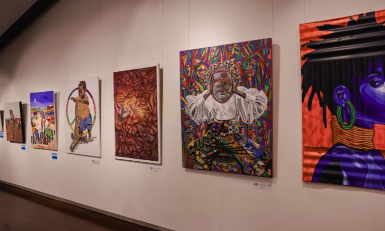 Obra de arte contemporáneo latinoamericano expuesta en un museo.
